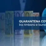 Salvadanaio blu a forma di maialino posato su una superficie riflettente, con sullo sfondo banconote arrotolate e un riquadro blu con la scritta “Quarantena Covid: tra rimborsi e burocrazia”.