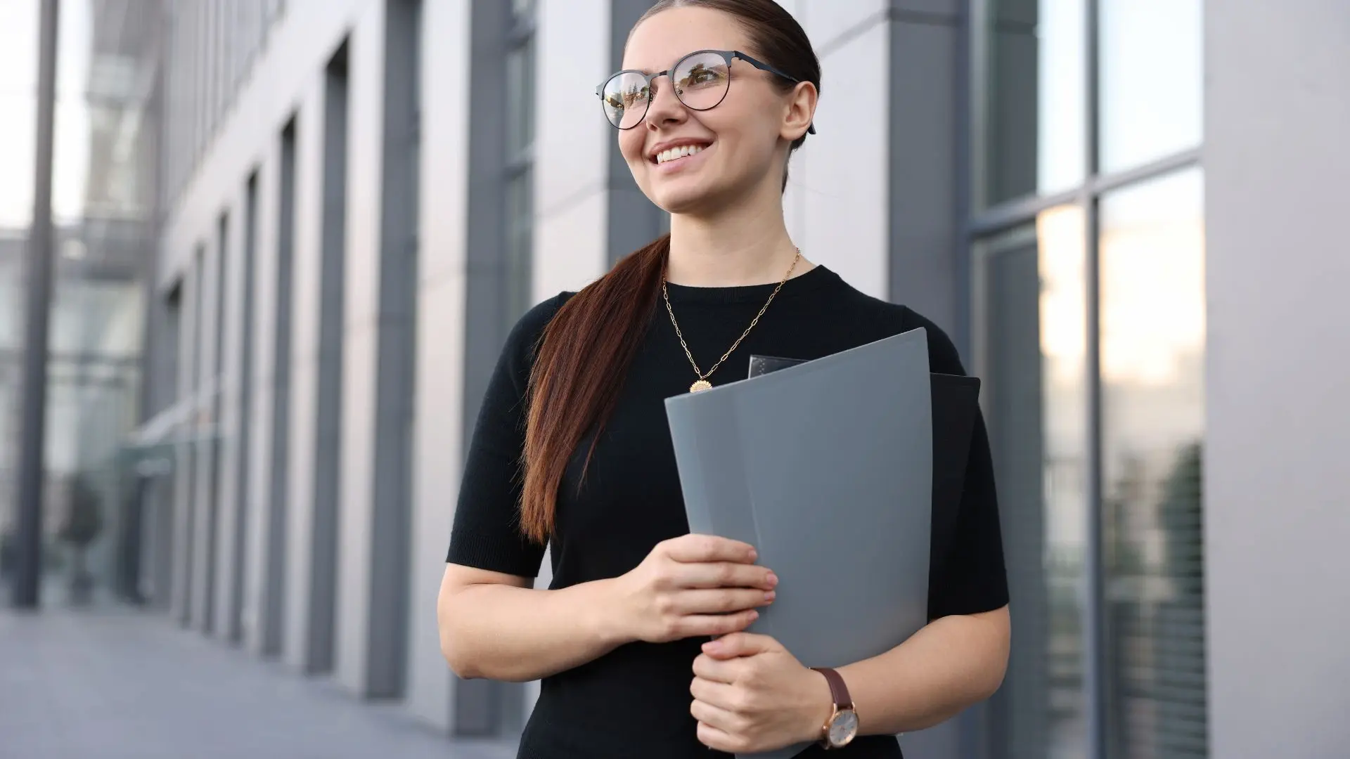 Primo piano di due persone che si stringono la mano sopra un tavolo su cui sono appoggiati documenti rilegati con il logo Fiabilis e grafica aziendale, a rappresentare un accordo professionale o una collaborazione in ambito tecnico amministrativo.
