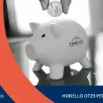 Una mano inserisce una moneta in un salvadanaio a forma di porcellino bianco con il logo Fiabilis, posato su un piano riflettente, a rappresentare risparmio e riduzione dei costi attraverso la domanda OT23 INAIL.