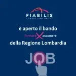 Grafica su sfondo blu con il logo Fiabilis Consulting Group e il testo “È aperto il bando formare x assumere della Regione Lombardia”, accompagnata da un’illustrazione di una mano che seleziona la parola JOB.