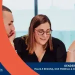 Tre persone sedute attorno a un tavolo in un contesto di riunione, con una grafica sovrapposta nella parte inferiore che include elementi arancioni e blu e il testo relativo al confronto tra Italia e Spagna sul tema della parità di genere.