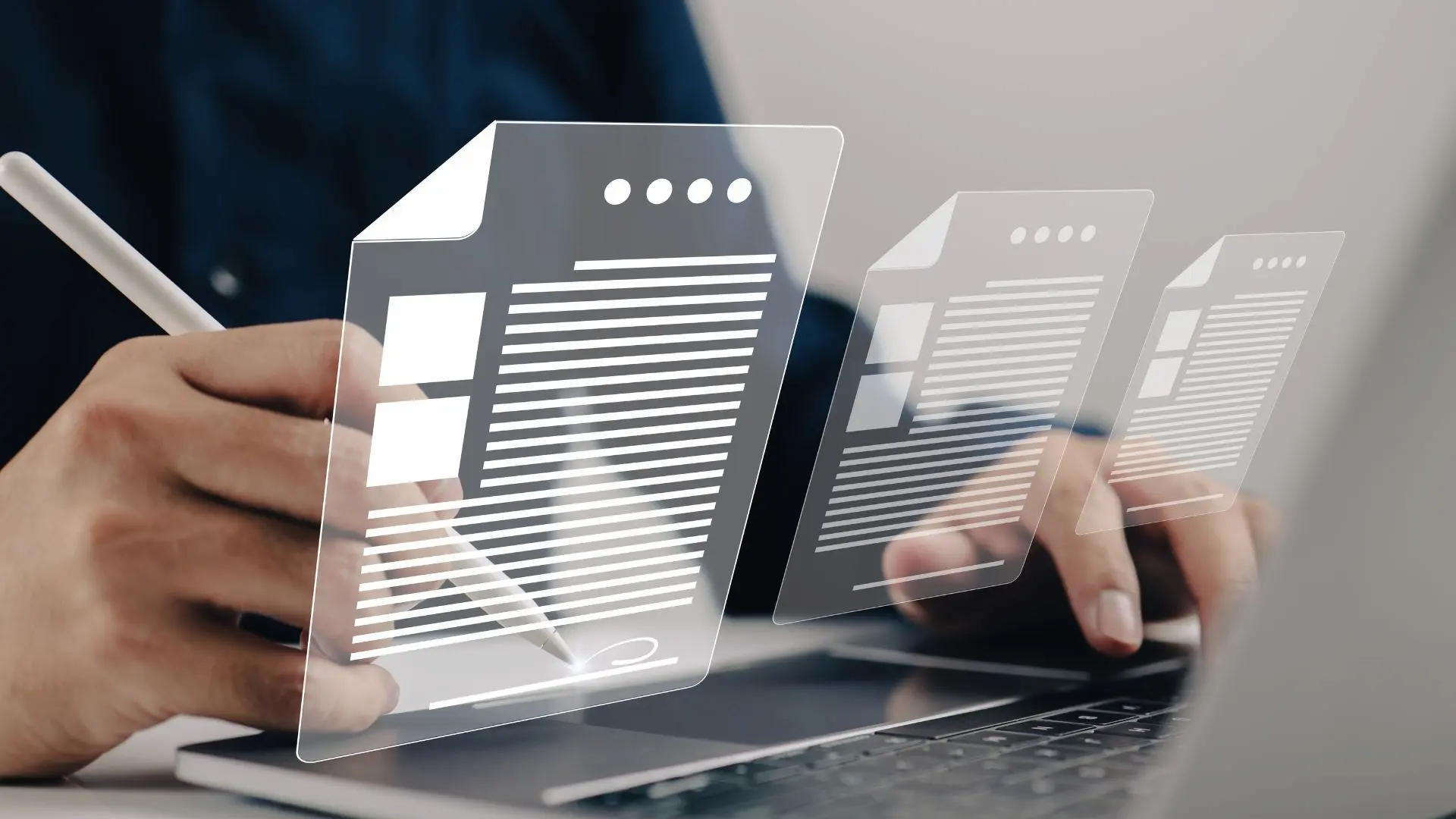 Mano che utilizza uno stilo digitale su un computer portatile, con icone trasparenti raffiguranti documenti sovrapposte allo schermo, a rappresentare la gestione e la conservazione elettronica delle note spese e dei giustificativi digitalizzati.