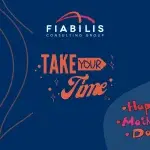 Grafica su sfondo blu con il logo Fiabilis Consulting Group e la scritta “TAKE YOUR TIME”, accompagnata da elementi decorativi e dal testo “Happy Mother’s Day”, a rappresentare un’iniziativa dedicata alla Festa della Mamma e alla parità di genere.