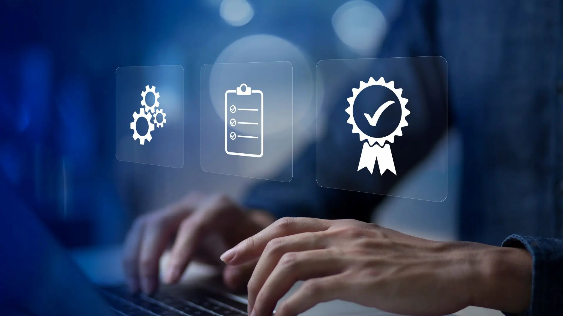 Primo piano di mani che digitano su una tastiera, con icone digitali sovrapposte raffiguranti ingranaggi, una checklist e un simbolo di certificazione, a rappresentare sistemi di gestione, processi organizzativi e percorsi di certificazione.