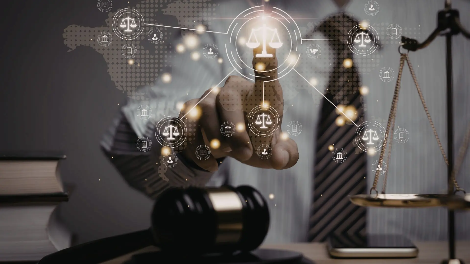 Scrivania con bilancia simbolica della giustizia, martelletto e libri, mentre una mano indica un’icona digitale raffigurante una bilancia, a rappresentare analisi normativa e misure della Legge di Bilancio in materia di lavoro e sicurezza sociale.