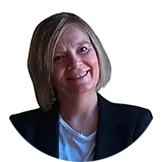 Un ritratto fotografico professionale di Elena Fabris, Head of Sales di Fiabilis Italia, sorridente e in abito formale, con un blazer scuro e uno sfondo pulito.