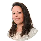 Un ritratto fotografico professionale di Francesca Orlando, Head of Production di Fiabilis Italia, in posa sorridente e affidabile, con un blazer scuro e uno sfondo neutro.