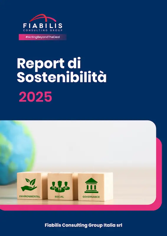 Copertina del Report di Sostenibilità 2025 di Fiabilis Consulting Group Italia. Grafica su sfondo blu scuro con il titolo del documento e il logo aziendale. Al centro è presente una foto con tre cubi di legno riportanti le icone e le scritte dei criteri ESG (Environmental, Social, Governance) accanto a un mappamondo.