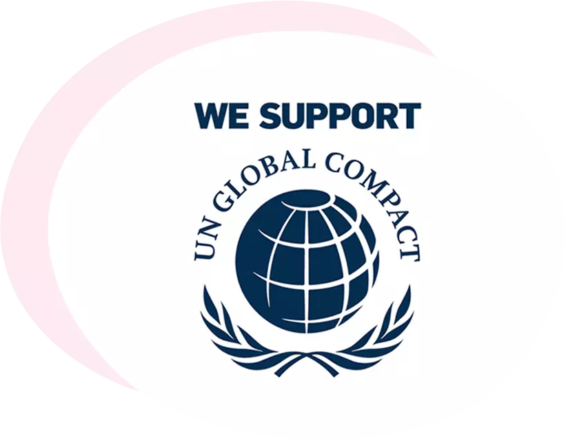 Dettaglio del logo ufficiale 'WE SUPPORT UN GLOBAL COMPACT' delle Nazioni Unite, raffigurante un globo stilizzato blu scuro con griglia di coordinate e un ramoscello d'ulivo sottostante. Il testo 'WE SUPPORT' è in alto e 'UN GLOBAL COMPACT' curva intorno. Lo sfondo è bianco con un debole swoosh rosa a mezzaluna. L'immagine testimonia l'impegno di Fiabilis Consulting Group ad aderire e promuovere i Dieci Principi dell'UNGC e gli Obiettivi di Sviluppo Sostenibile (SDGs).