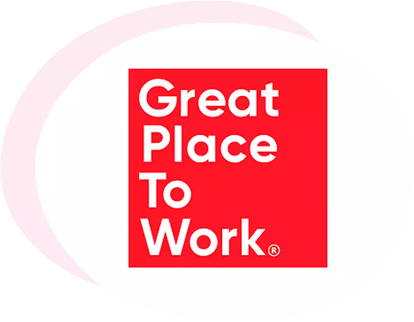 Logo ufficiale Great Place to Work®, caratterizzato da un quadrato rosso con il testo bianco impilato verticalmente. Sullo sfondo a sinistra è presente una leggera sfumatura a mezzaluna rosa, coerente con l'identità visiva del sito. L'immagine attesta il riconoscimento di Fiabilis come ambiente di lavoro eccellente e il traguardo di 4° Best Workplace Italia nel 2022, basato sui valori del Trust Index®.