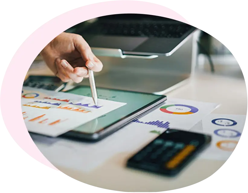 Professionista che mostra grafici a torta e a barre su un tablet, a rappresentare la crescita e lo sviluppo aziendale.