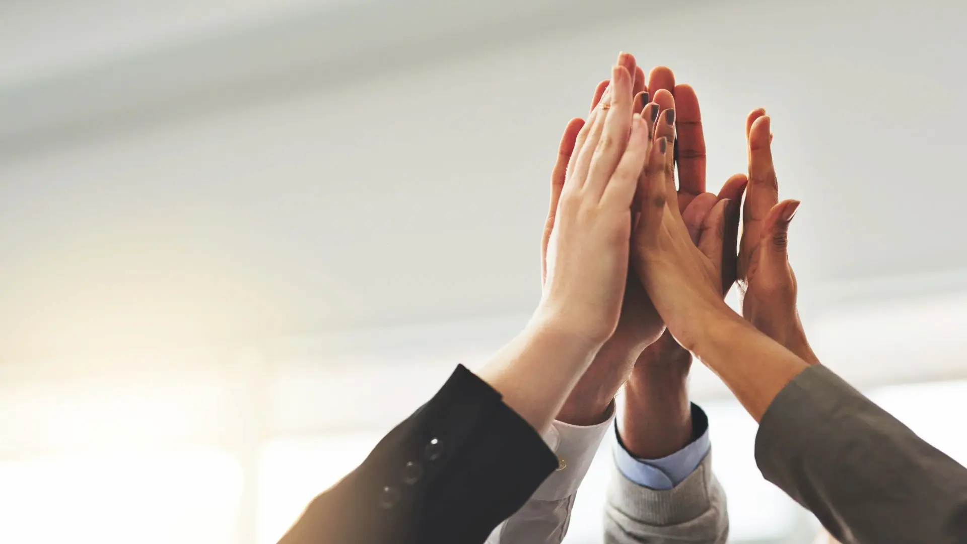 Gruppo di professionisti che uniscono le mani in un 