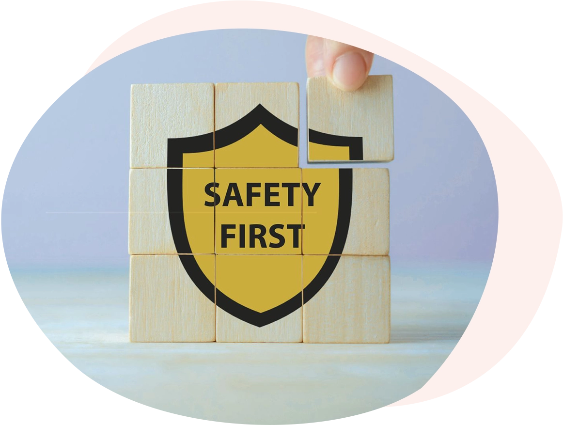 Una mano posiziona l'ultimo blocco di legno per completare uno scudo giallo con la scritta 